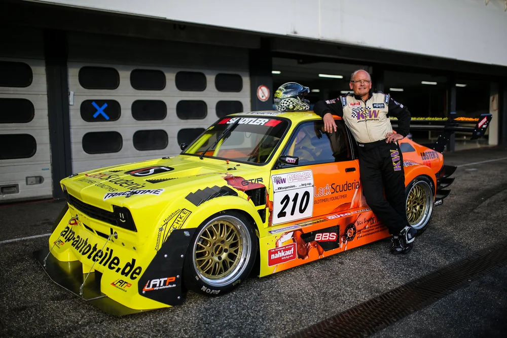 Holger Hovemann am Kadett GT/R in der Boxengasse
